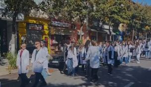 Mjekët dhe studentët e Mjekësisë marshojnë drejt Kryeministrisë