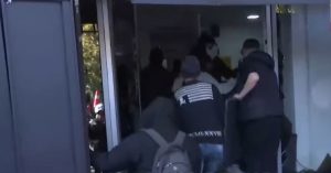 Protestuesit mësyjnë në Gjykatën e Apelit në Tiranë, thyejnë xhamat e godinës