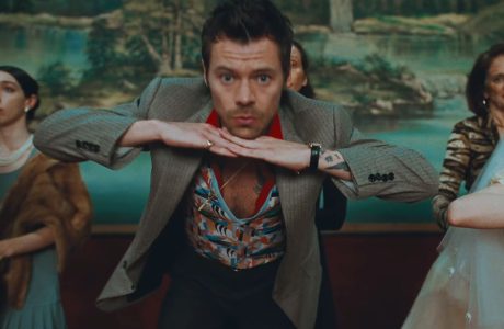 Harry Styles publikon videoklipin e këngës “Coming Up Roses”