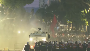 Një protestuese e lënduar në bulevard