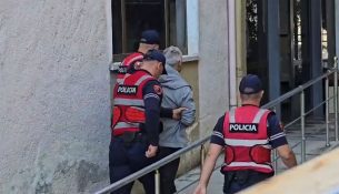 Dyshohet se ngacmoi seksualisht nxënësen 13-vjeçare, Gjykata e Fierit lë në burg mësuesin