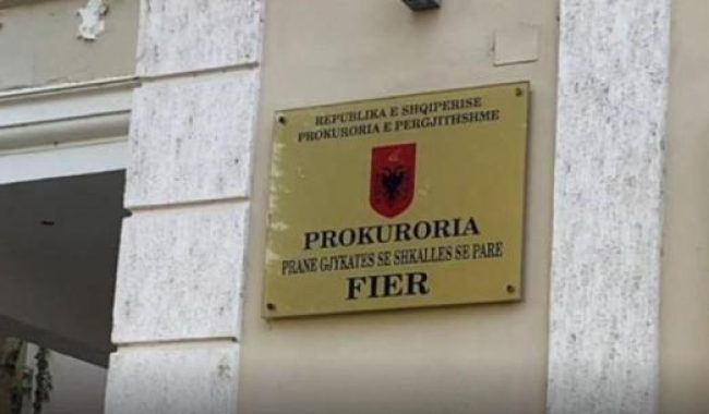 Akuzohet se vrau të atin në Patos/ Mbyllen hetimet për vajzën, në gjyq edhe nëna për fshehjen e krimit