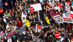 Mijëra protestojnë në Turqi kundër arrestimit të gazetarëve dhe mbylljes së mediave