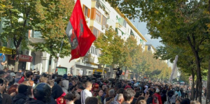 Reagon Policia: 23 të shoqëruar nga protesta, 6 efektivë dhe një gazetare të lënduar