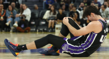 Basketbollisti i Kings largohet me karrocë nga parketi