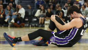 Basketbollisti i Kings largohet me karrocë nga parketi