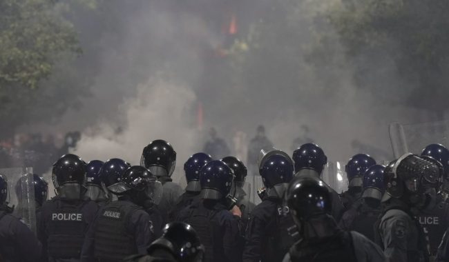 Tre të arrestuar, 11 protestues dhe gjashtë policë të lënduar