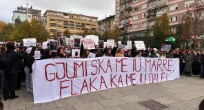 Arlinda kërkoi mbrojtje, por u vra – protestat në Prishtinë kërkojnë përgjegjësi dhe dorëheqje