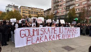 Arlinda kërkoi mbrojtje, por u vra – protestat në Prishtinë kërkojnë përgjegjësi dhe dorëheqje