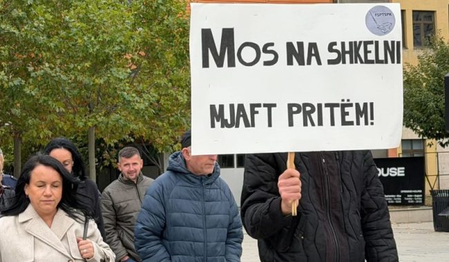 Protestojnë punëtorët teknikë