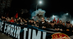 Protestuesit e kalojnë natën në shesh, në mëngjes u dalin përpara deputetëve
