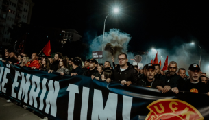 Protestuesit e kalojnë natën në shesh, në mëngjes u dalin përpara deputetëve
