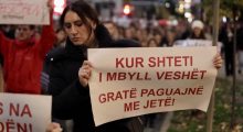 Protestuesit kërkojnë dorëheqjen e Gërvallës e Sveçlës, burgimin e zyrtarëve që dështuan ta mbronin Arlindën