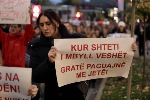 Protestuesit kërkojnë dorëheqjen e Gërvallës e Sveçlës, burgimin e zyrtarëve që dështuan ta mbronin Arlindën