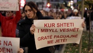 Protestuesit kërkojnë dorëheqjen e Gërvallës e Sveçlës, burgimin e zyrtarëve që dështuan ta mbronin Arlindën