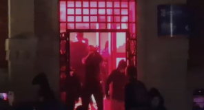 Protestuesit shpërthejnë derën e Bashkisë Tiranë, ndezin brenda flakadanë