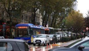 Reshjet e shiut rëndojnë trafikun në Tiranë, radhë kilometrike në Unazën e Madhe
