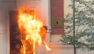 Protestuesit i vënë zjarrin derës së Ministrisë së Mjedisit