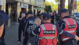 Tensione te Kryesia e Kuvendit, Policia largon protestuesit nga hyrja dytësore
