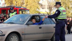 Supremja ia ndalon policisë mbajtjen e patentë-shoferit deri në një vit